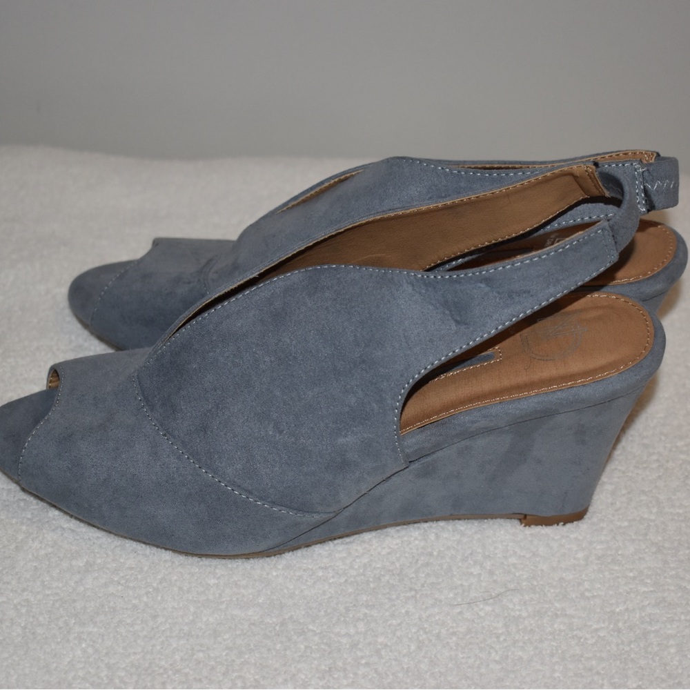 New Directions Women's Blue Wedge Shoes. Size 9.5 NWOT